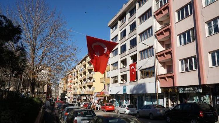 Şehit polisin kızı istedi, caddeye dev Türk bayrağı asıldı