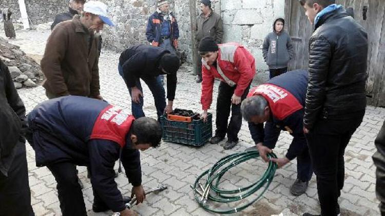 Sıkışan ineği itfaiye kurtardı