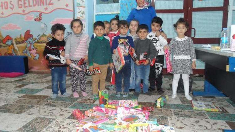 Üniversite öğrencisi Silopili çocuklara oyuncak gönderdi