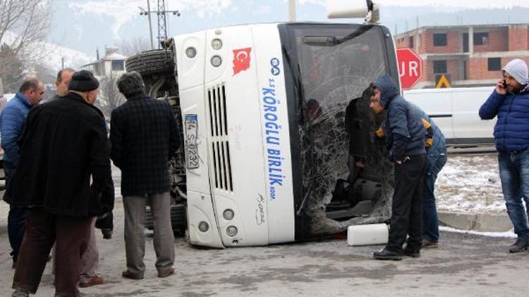 Otomobilin çarptığı minibüs devrildi: 1 yaralı