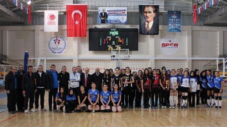 Kızlar voleybolda Anadolu Lisesi farkı