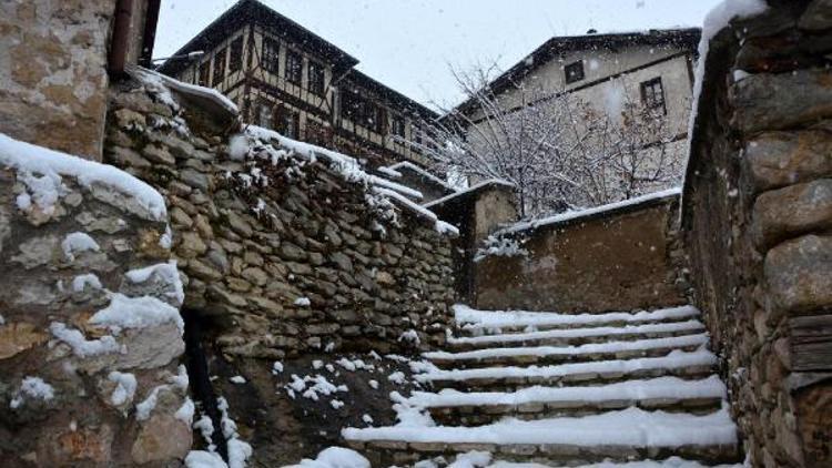 Tarihi ilçe Safranboluda kar güzelliği