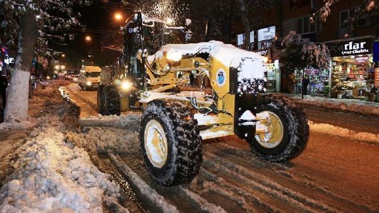 Battalgazi Belediyesi tarafından karla mücadele çalışmaları devam ediyor