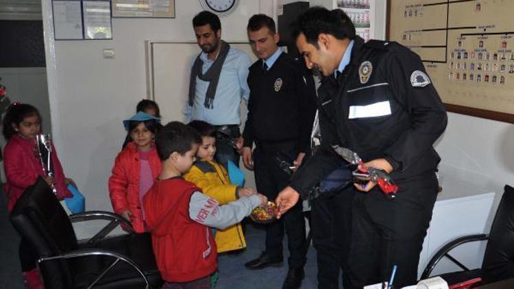 İslahiyede miniklerlerden polislere karanfil