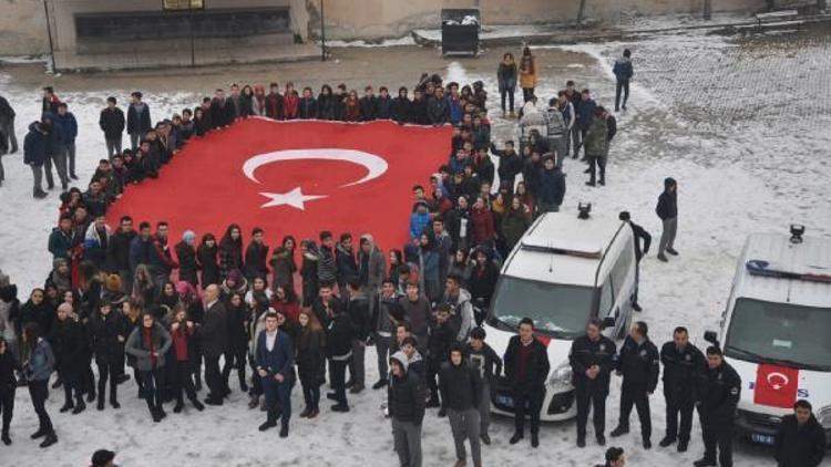 Öğrenciler kavga ihbarıyla polisi okula getirtip alkışladı