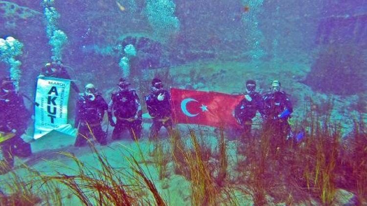 AKUT, sualtında Türk Bayrağı açtı