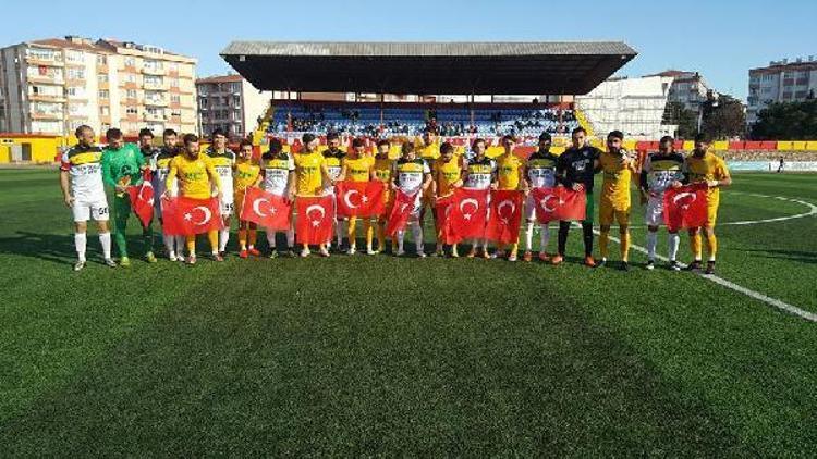 Futbolcular sahaya Türk bayraklarıyla çıktı