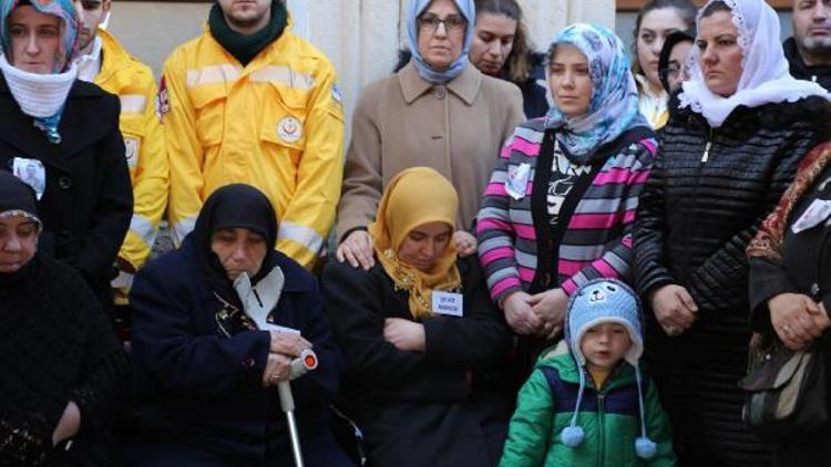 Ellerine kına yakarak gönderdiği şehit olan oğlu için ağladı