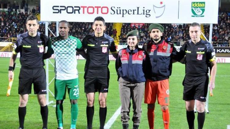 Süper Lig maçında futbolcular sahaya asker ve polis üniformasıyla çıktı