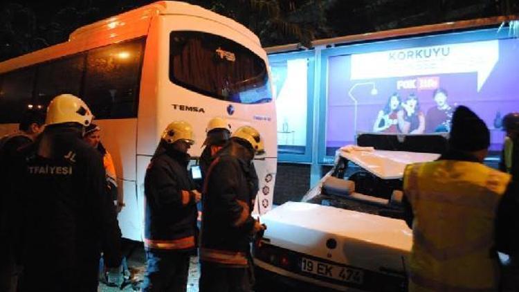 Kontrolden çıkan otomobil servis minibüsüne çarptı: 3 yaralı