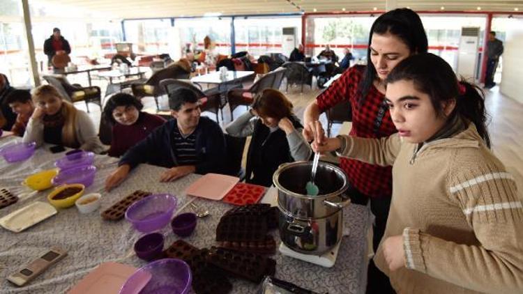 Yılbaşı çikolataları özel öğrencilerden