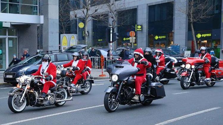 Hediyeler motosikletli Noel Baba’dan