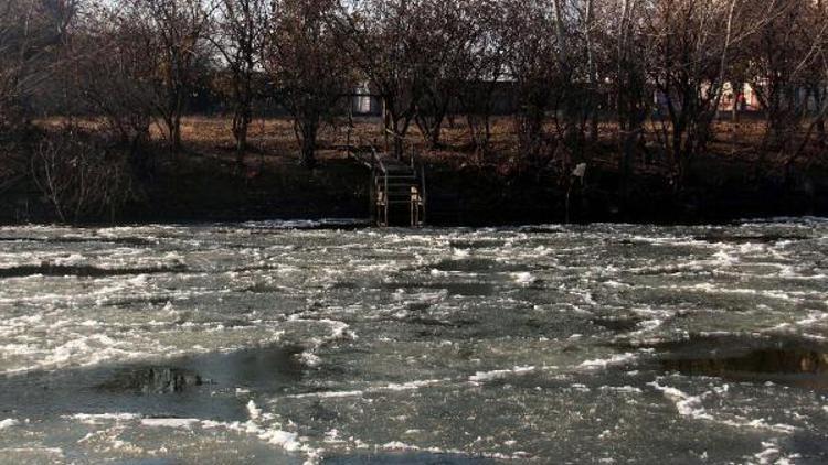 Edirnede Tunca Nehri buz tuttu