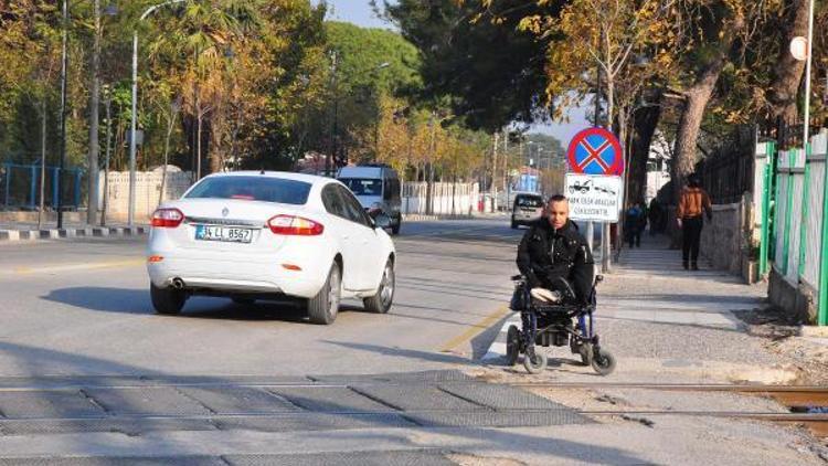 Milli yüzücünün hemzemin geçit çilesine asfalt çözümü