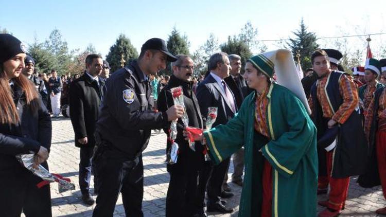 Öğrenciler ihbarla okula çağırdığı polise mehter sürprizi