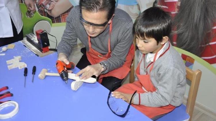 Tuzladaki ilkokul öğrencileri oyuncak atölyesinde Halepli çocuklar için oyuncak yaptı