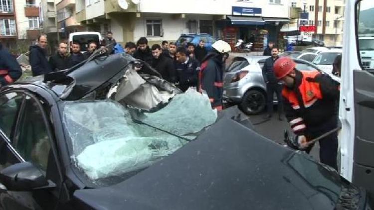 Takla atarak havalanan otomobil karşı yönden gelen otomobilin üzerine düştü;4 yaralı