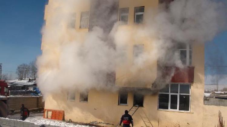 Üniversite öğrencilerinin evinde yangın