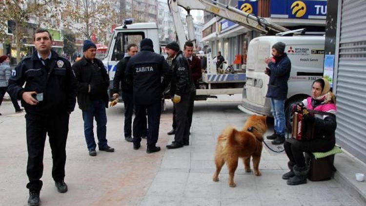 Sokak çalgıcısı Romanyalı Sedraya çevredekiler sahip çıktı