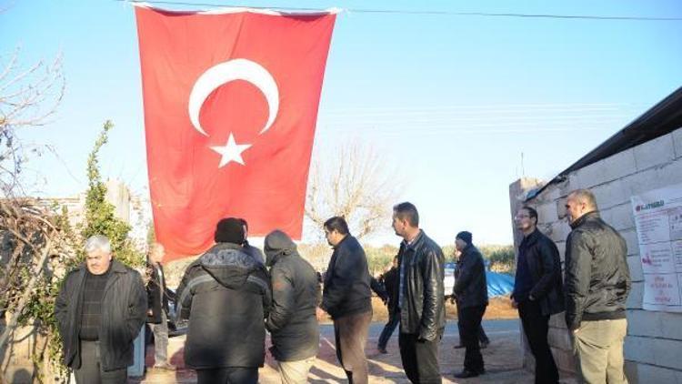 Şehit polisin Gaziantepteki baba evine ateş düştü