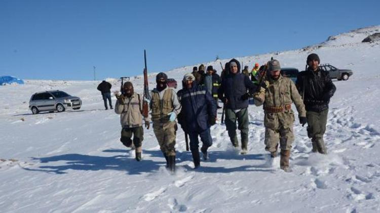 Avcılar, silahlanıp domuz avına çıktı