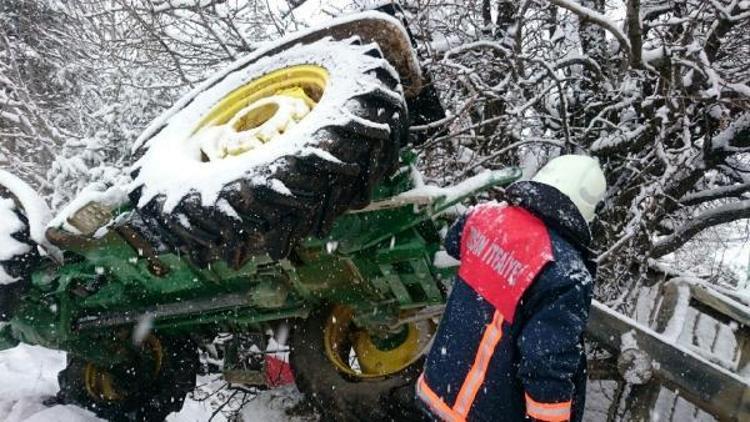 Karda devrilen traktörün altında kalan sürücü öldü