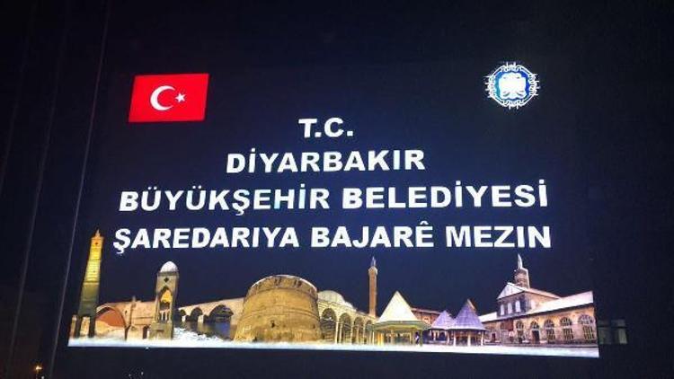 Diyarbakırda kayyum yeni tabela önünde poz verdi