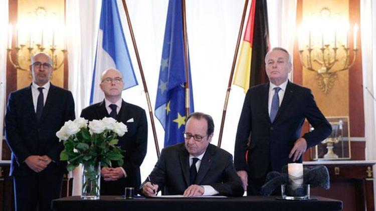 Hollande, Alman elçiliğindeki taziye defterini imzaladı