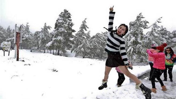 Antalyada kar yağışı heyecanla karşılandı İşte 23 yıl sonra yağan kardan ilk görüntüler