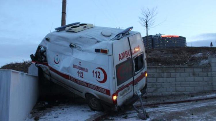 Ambulans kaza yaptı: 5 yaralı