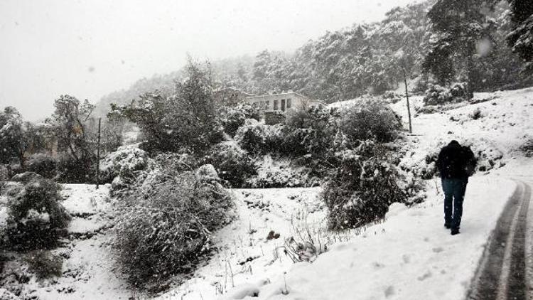 Antalya kent merkezinde 23 yıl sonra kar sürprizi (5)