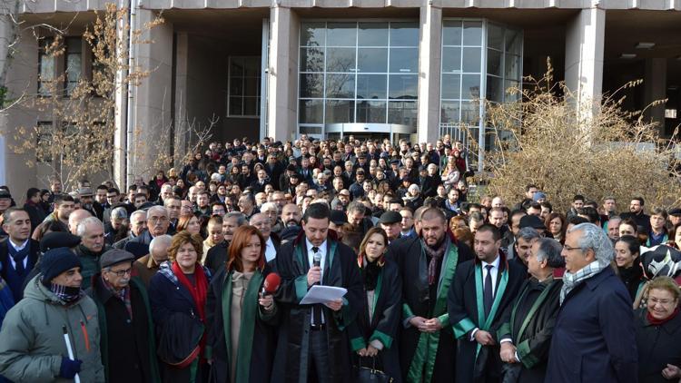 Avukatlardan taşınma protestosu