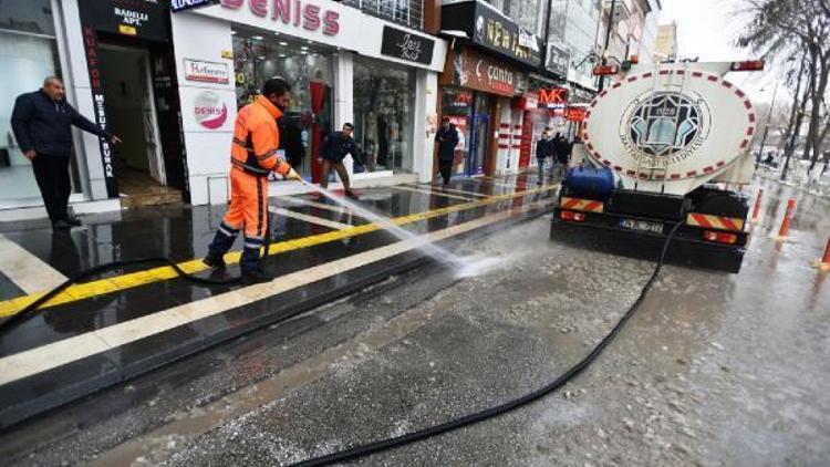 Malatya’da buzlu caddeler ve sokaklar yıkanıyor