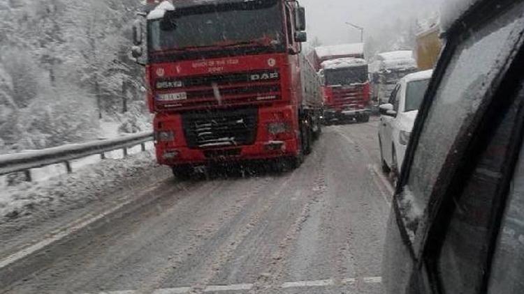 Pozantıda kaza ve kar, otoyolu kapattı