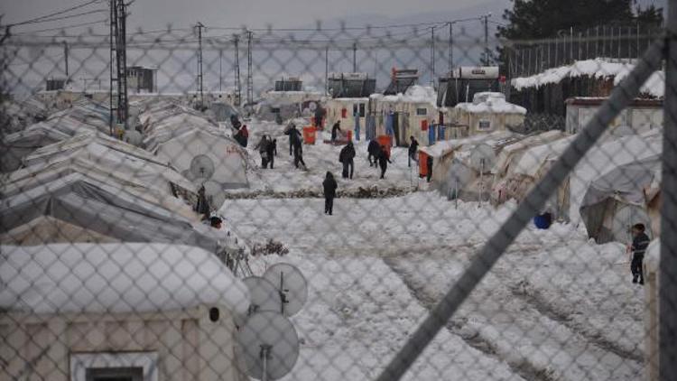 Suriyelilerin kampları beyaza büründü