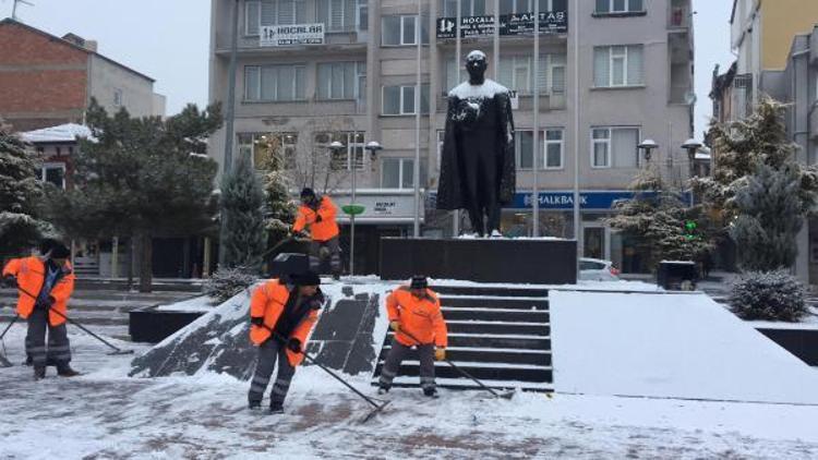Aksaray Belediyesi karla mücadele ediyor