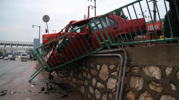 Kaza yapan araçlar duvarın üzerinde kaldı