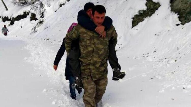 Uzman Çavuş, kalp hastasını karda sırtında taşıdı