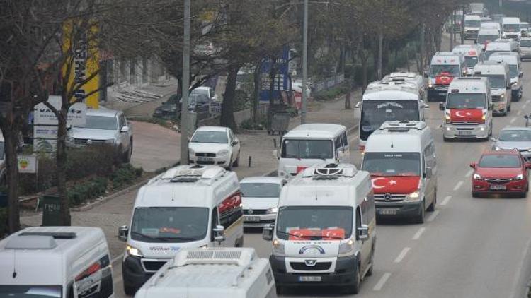 Servis minibüsleri şehitler için konvoy oluşturdu