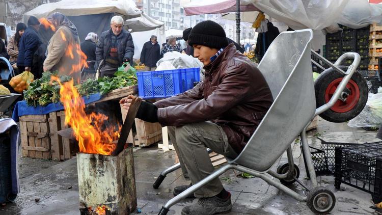 8 kişilik aileye tornetle bakıyor