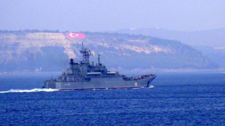 Rus savaş gemisi Çanakkaleden geçti