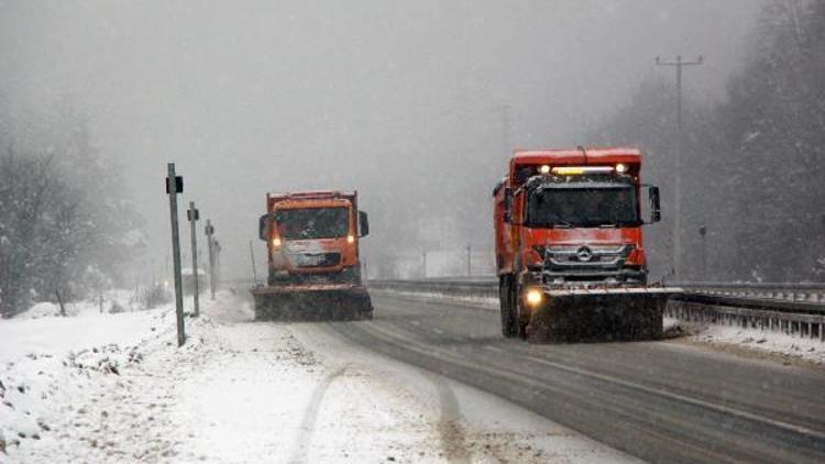 Kar yağışı, Bolu Dağında ulaşımı yavaşlattı