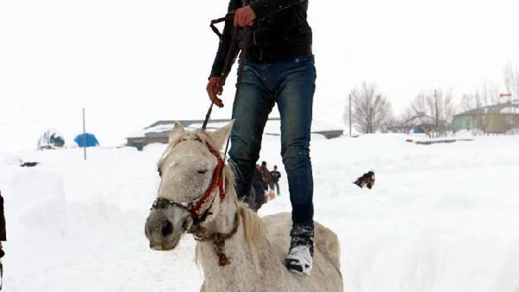 Karlıovada gençlerin karda ata binme keyfi