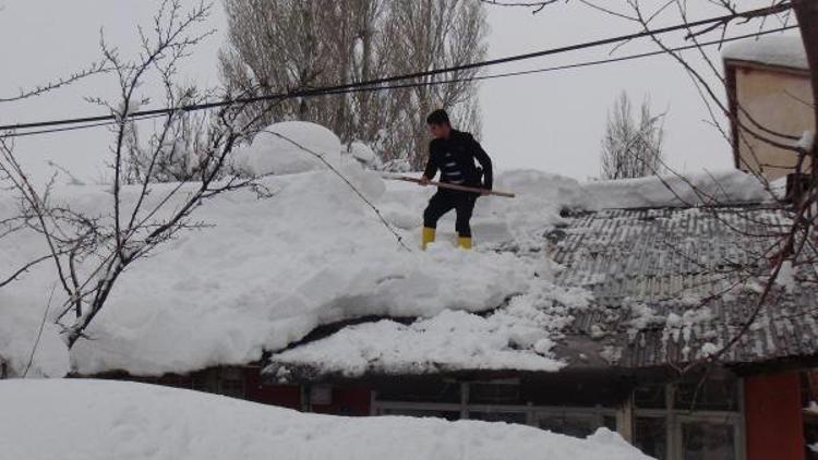 Bitlis’te 210 köy yolu ulaşıma kapandı, eğitime ara verildi