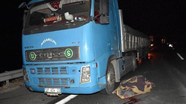 TIR şoförü, beton mikseri çarpınca öldü