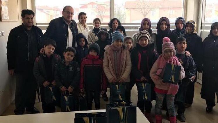 Suriyeli çocuklar için atkı ve bere ördüler