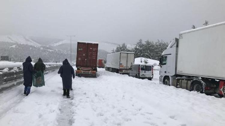 Otoyolda kaza ve kar çilesi