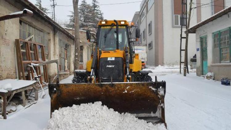 Sivrihisarda Belediye ekiplerinin kar çalışması