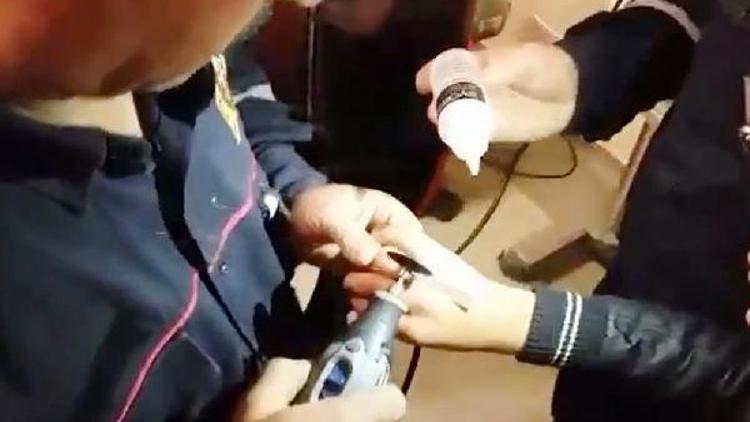 Suriyeli çocuğun parmağının sıkıştığı yüzüğü itfaiye çıkardı