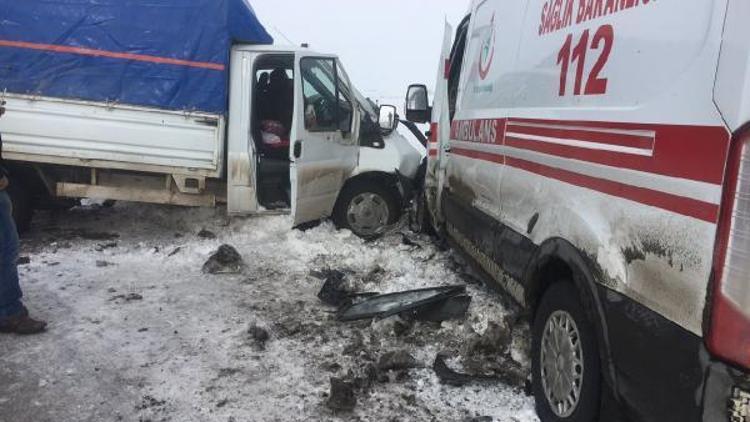 Ambulansla kamyonet çarpıştı: 5 yaralı